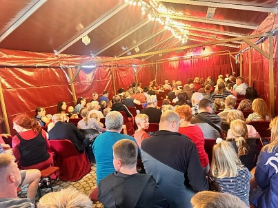 das Rheinländische Figurentheater „Das NEINhorn“ im Zelt auf dem Marktplatz das Rheinländische Figurentheater „Das NEINhorn“ im Zelt auf dem Marktplatz © Amt Stavenhagen