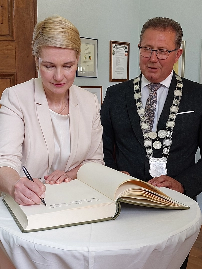 Frau Schwesig bei der Eintragung ins Ehrenbuch der Reuterstadt Stavenhagen Frau Schwesig bei der Eintragung ins Ehrenbuch der Reuterstadt Stavenhagen © Amt Stavenhagen
