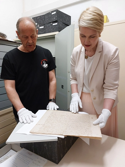 Frau Schwesig bei der Sichtung der handschriftlichen Aufzeichnungen Fritz-Reuters zu seinem Werk „Meine Vaterstadt Stavenhagen“ Frau Schwesig bei der Sichtung der handschriftlichen Aufzeichnungen Fritz-Reuters zu seinem Werk „Meine Vaterstadt Stavenhagen“ © Amt Stavenhagen