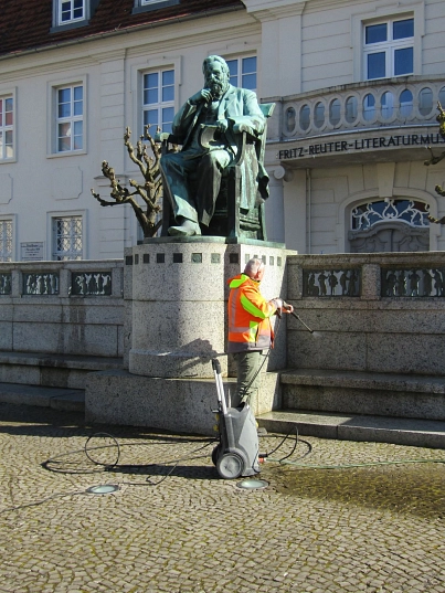 Reinigung Reuterdenkmal © Amt Stavenhagen